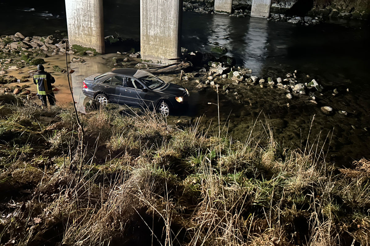 Amlikon-Bissegg TG – Auto rollt in die Thur