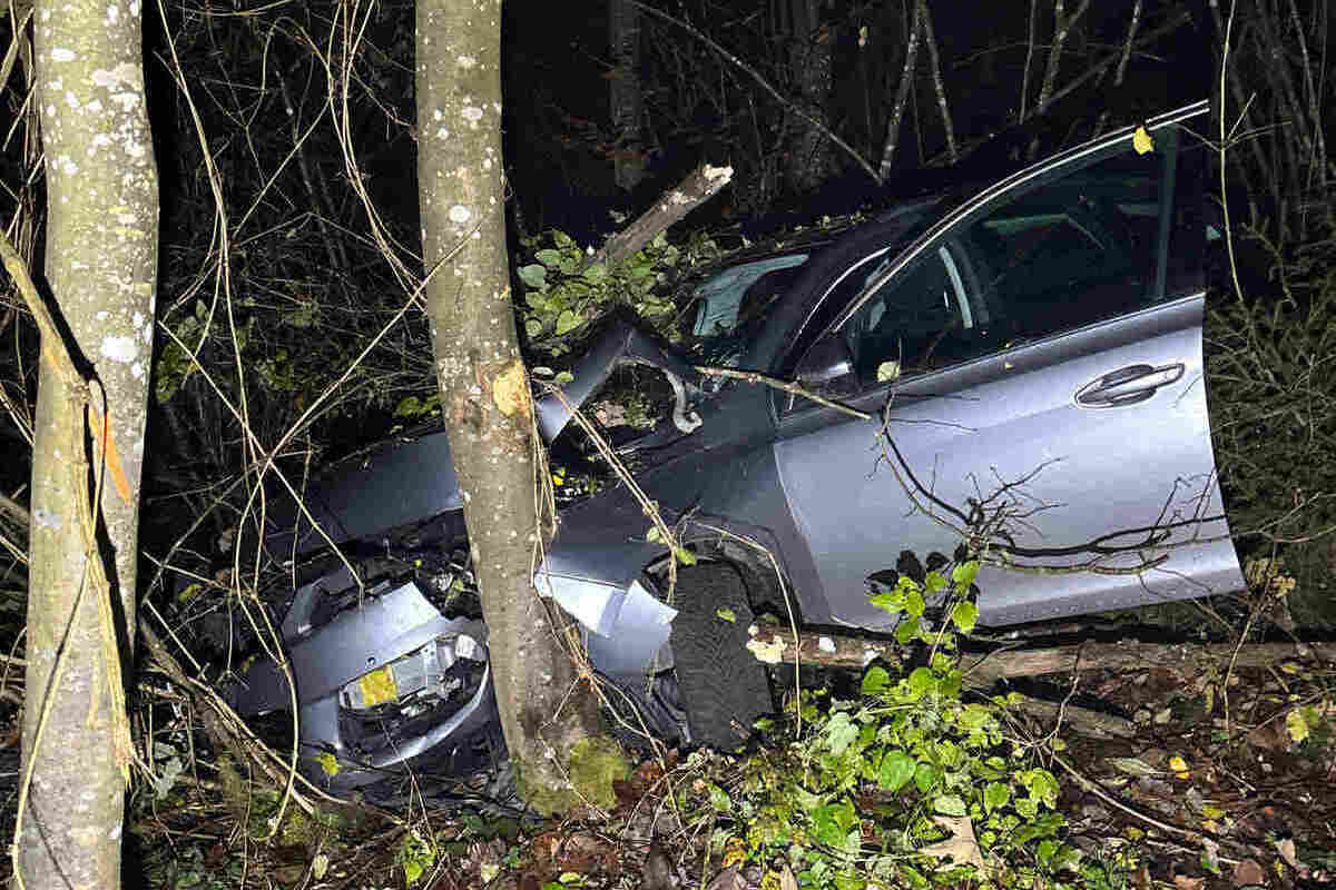 Trimbach SO – Auto prallt bei Unfall in Baum