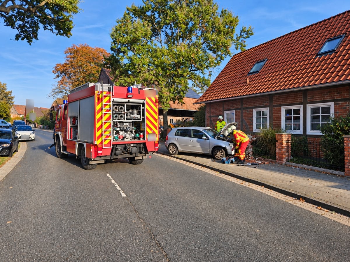 Lehrte – Autofahrer prallt mit Pkw gegen Mauer