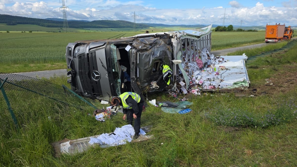 A4 Eisenach – Sattelzug kommt von Autobahn ab und kippt um