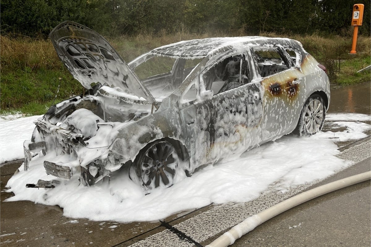 A9 Höhe Eisenberg - Opel ausgebrannt