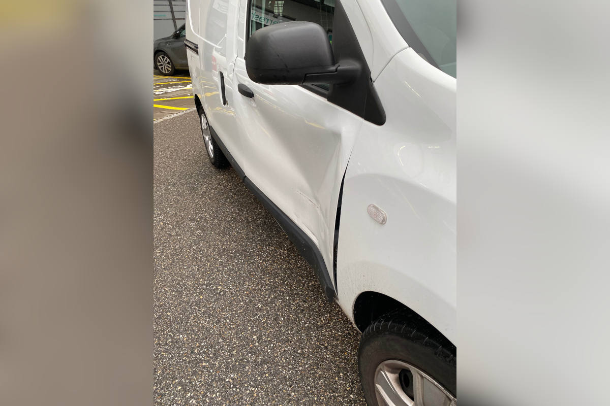 Olten SO – Automobilist verursacht Schaden an parkiertem Auto und haut ab