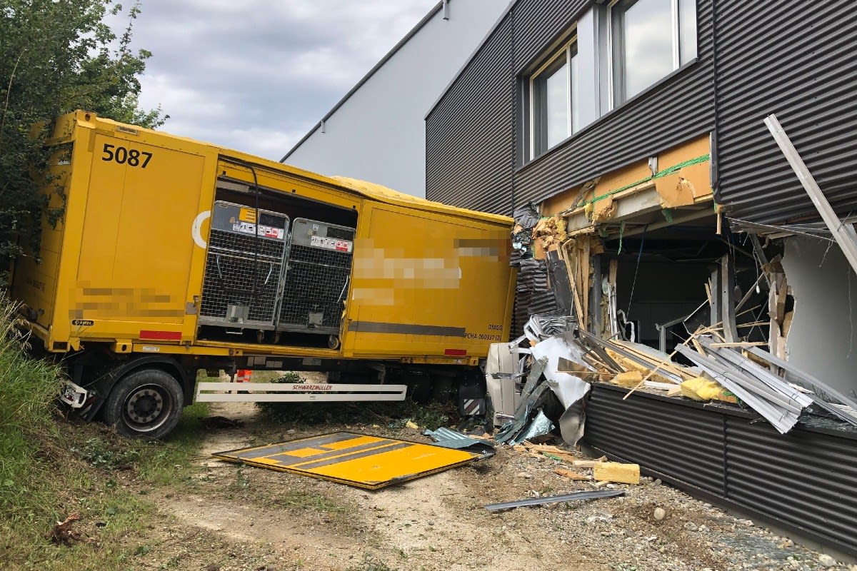 Härkingen SO  - Lastwagen mit Anhänger prallt in Industriegebäude!