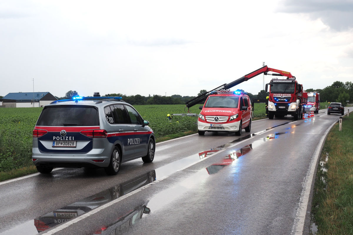 Vösendorf NÖ – Unfall auf regennasser Fahrbahn 