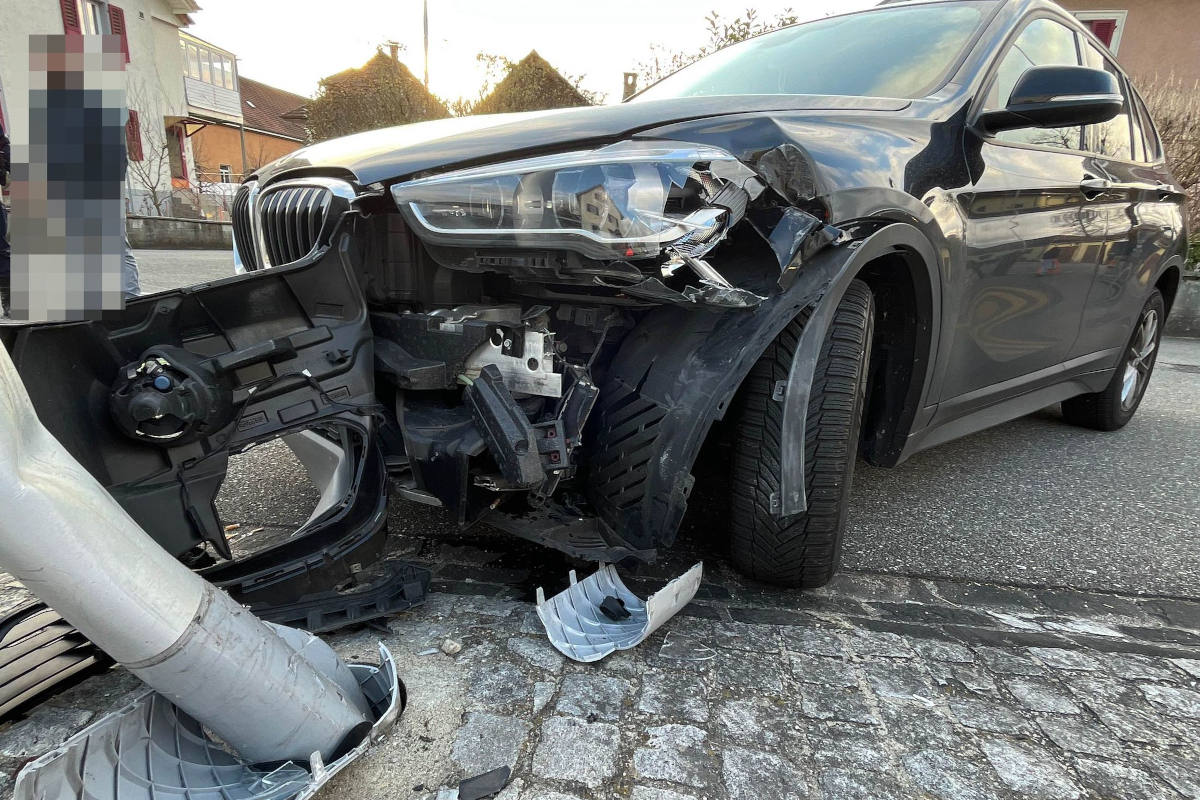 Derendingen SO: Mit Auto in Lichtkandelaber geprallt