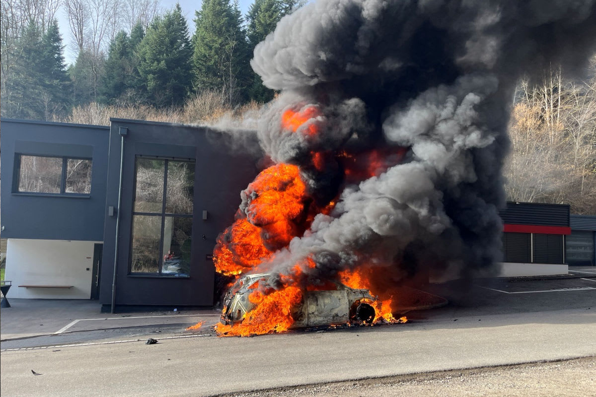 Raubüberfall in Courchavon JU – Täter setzen Fahrzeuge in Brand