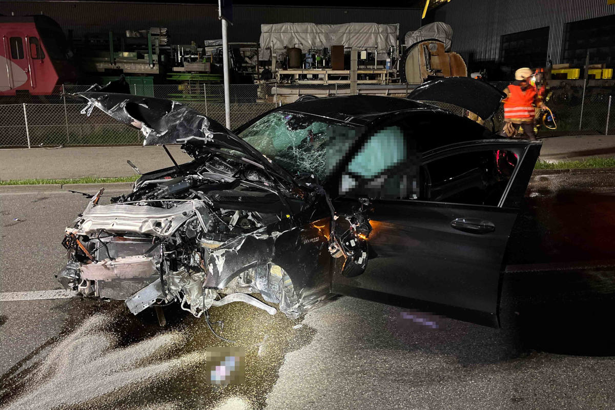 Oensingen SO – Auto kollidiert bei Selbstunfall mit Felsschutzzaun