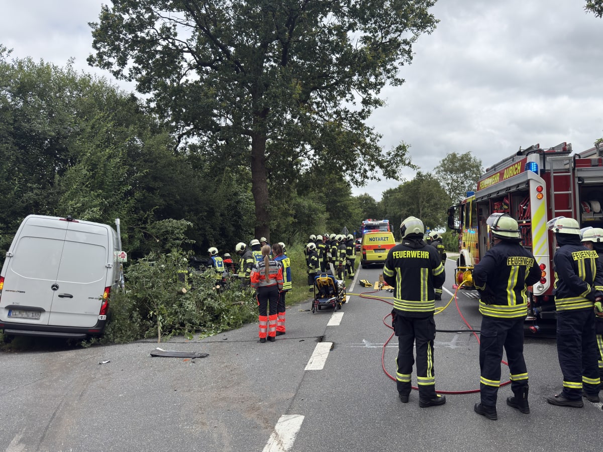 Ast durchbohrt Auto nach Unfall – Drei Verletzte in Aurich