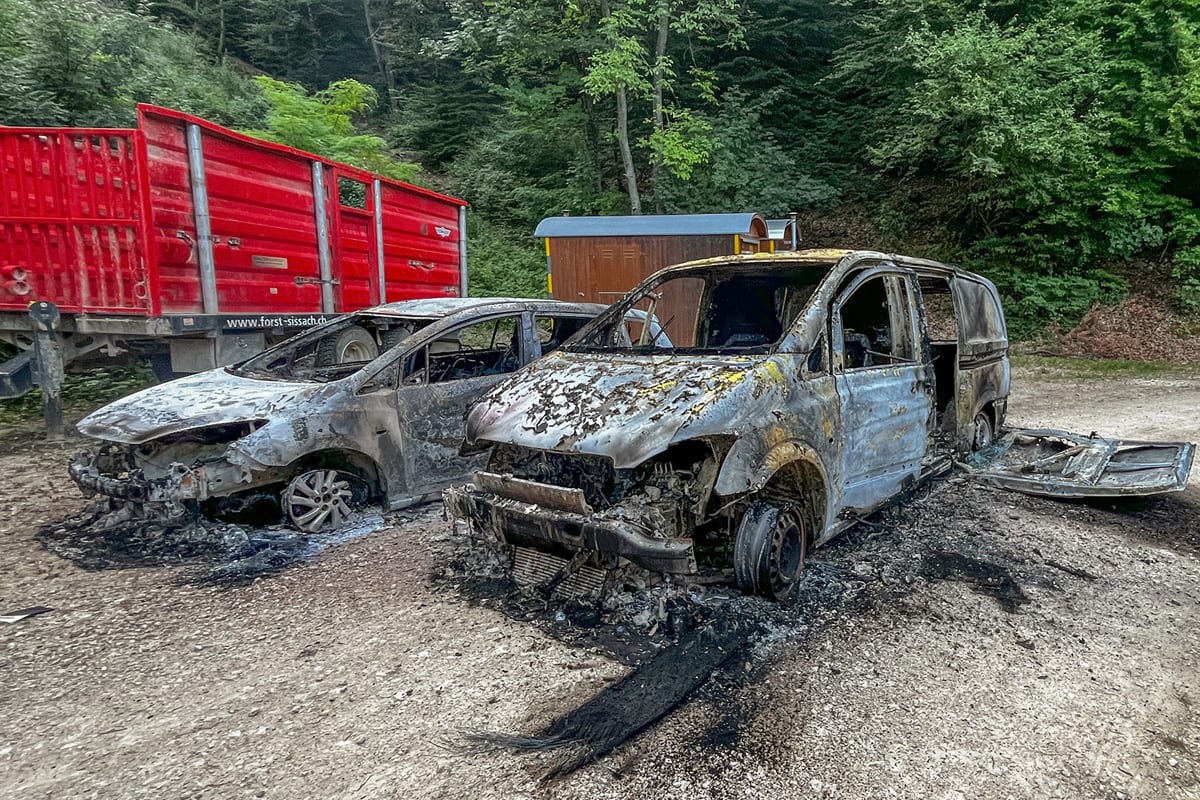 Sissach BL – Brandstiftung nach Brand von zwei Autos vermutet