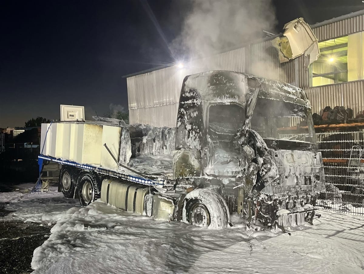 Eschweiler – Zeugen nach Lkw-Brand auf Firmengelände gesucht