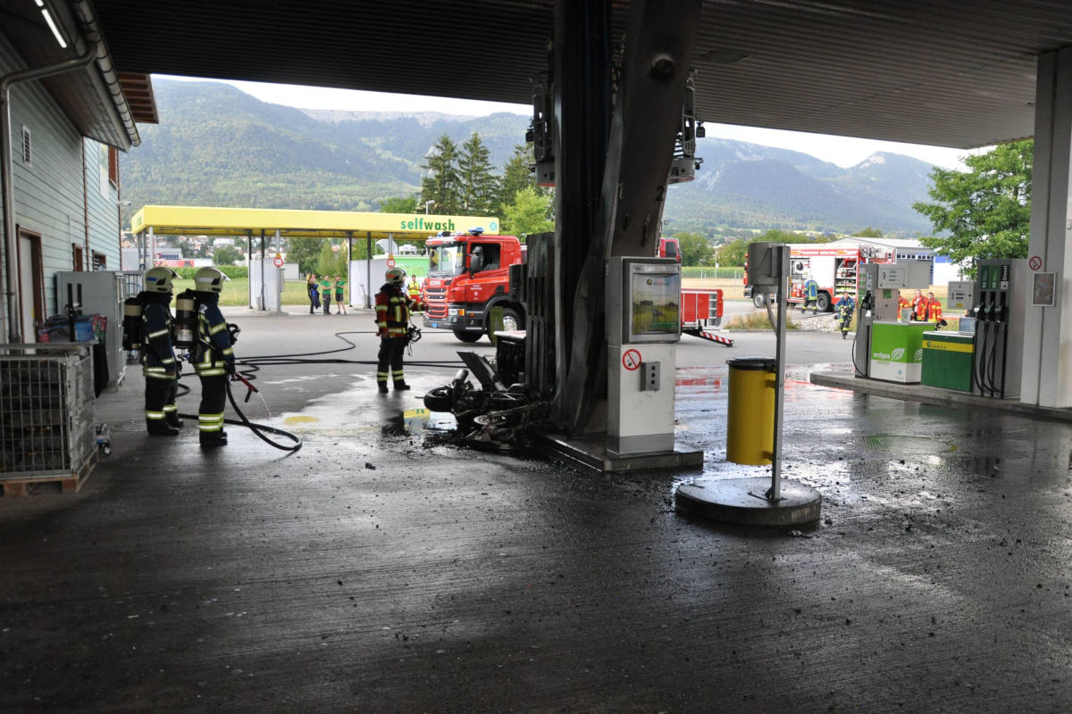 Grenchen SO - Motorrad brennt neben Tanksäule 