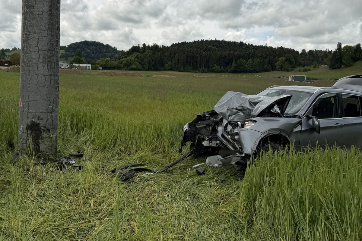 Alberswil LU – Auto kracht nach Überholmanöver in Strommast