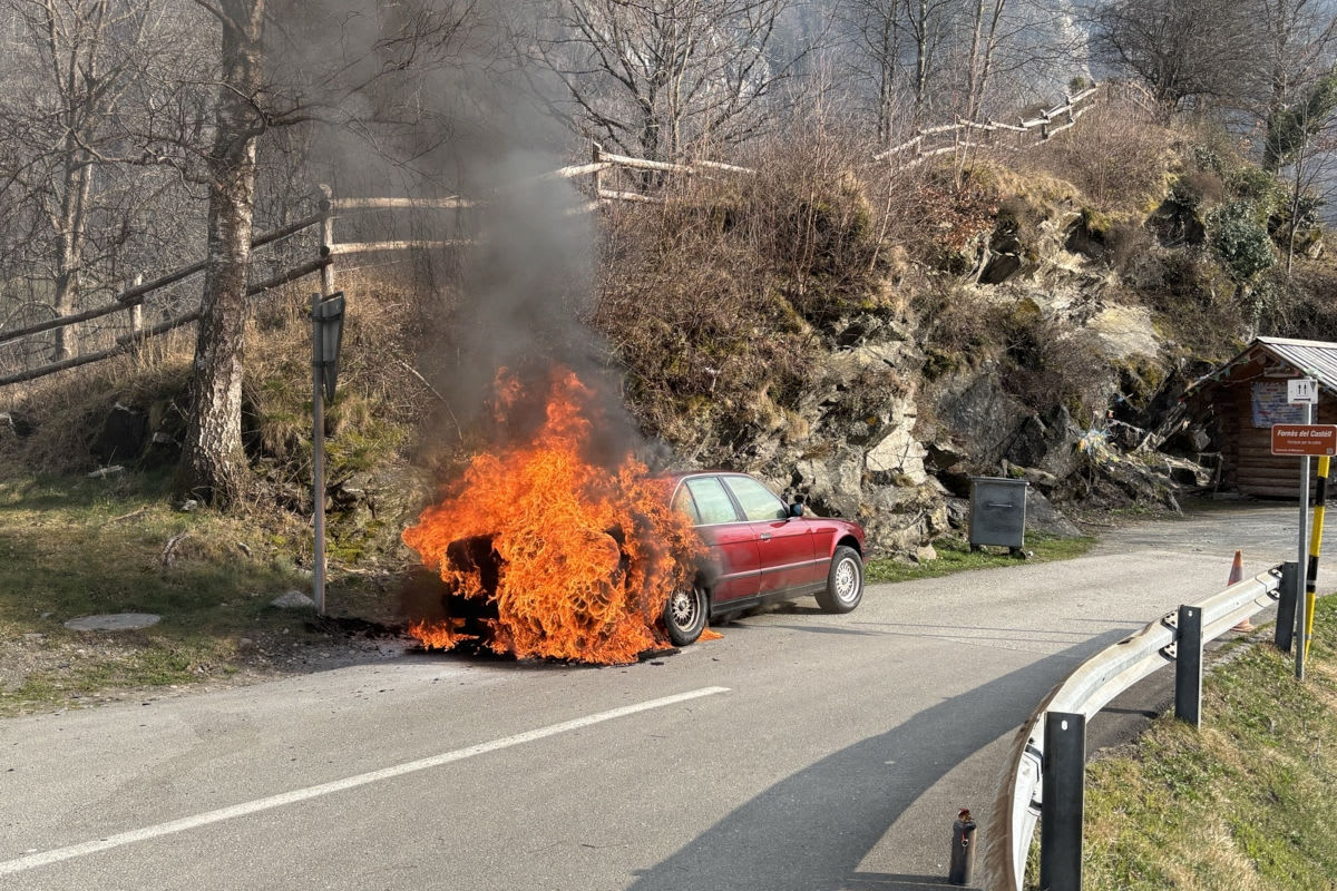 Mesocco GR – Fahrzeug gerät auf A13 in Brand