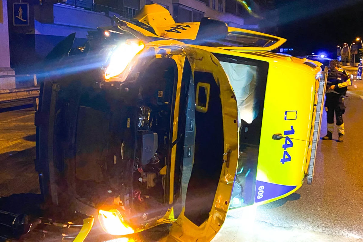 Neuenburg – Ambulanzwagen kippt bei Unfall um