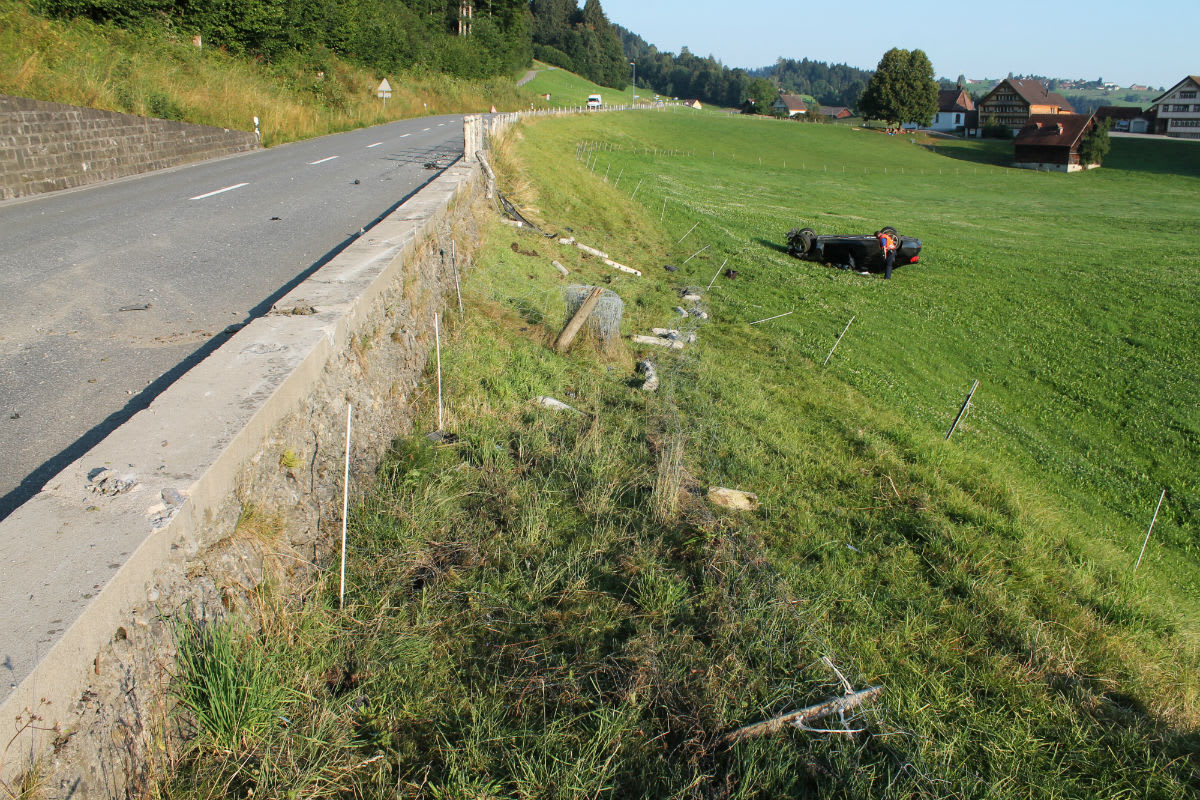Appenzell Enggenhütten AI - Lenker schrottet sein Auto