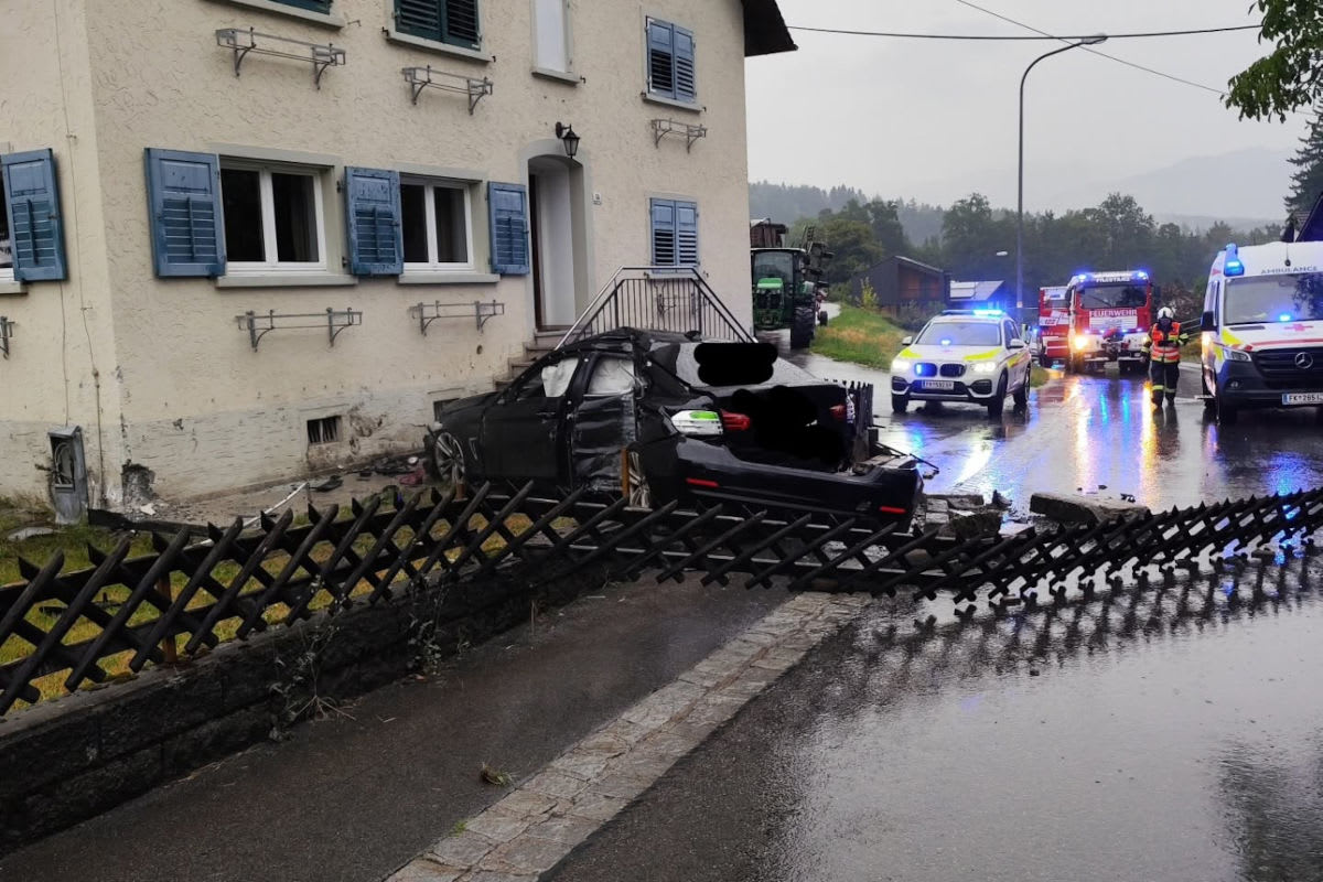 Unfall in Frastanz – Alkoholisierter Lenker prallt gegen Hauswand
