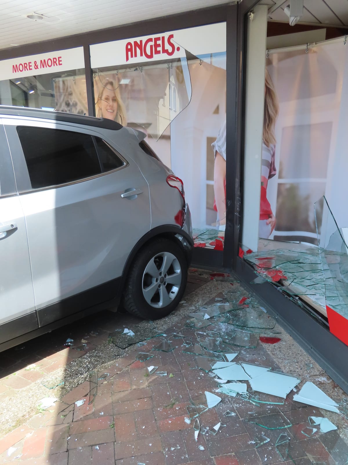 Stade – Irrfahrt auf Parkplatz endet im Schaufenster