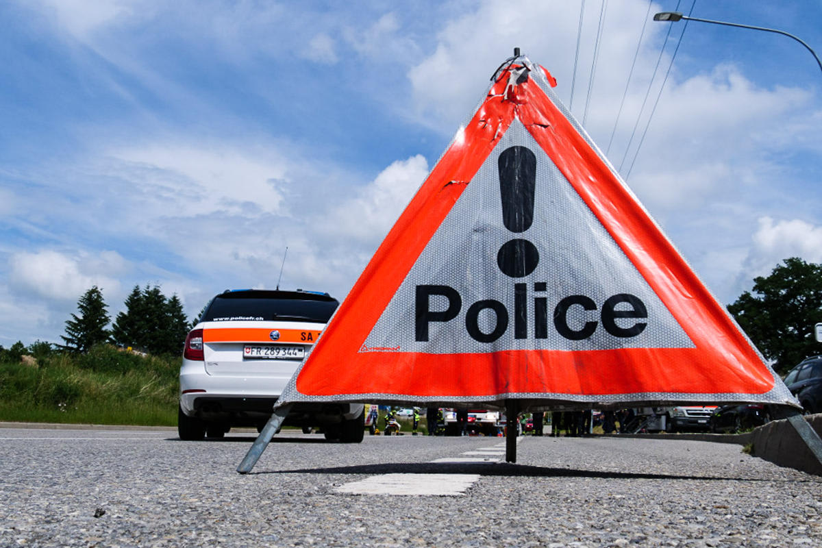 Düdingen FR – Autofahrer fährt Jugendlichen an und fährt weiter
