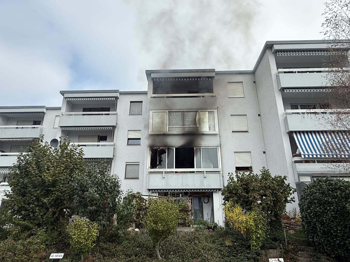 Kleindöttingen AG – Balkon steht in Flammen