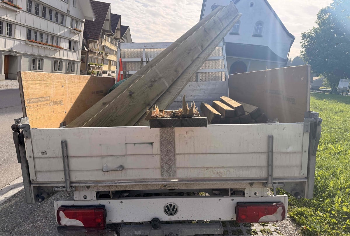 Unfall in Hundwil AR – Lieferwagen verliert Ladung