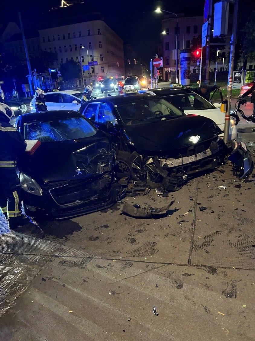 Wien – Unfall mit drei Autos fordert mehrere Verletzte