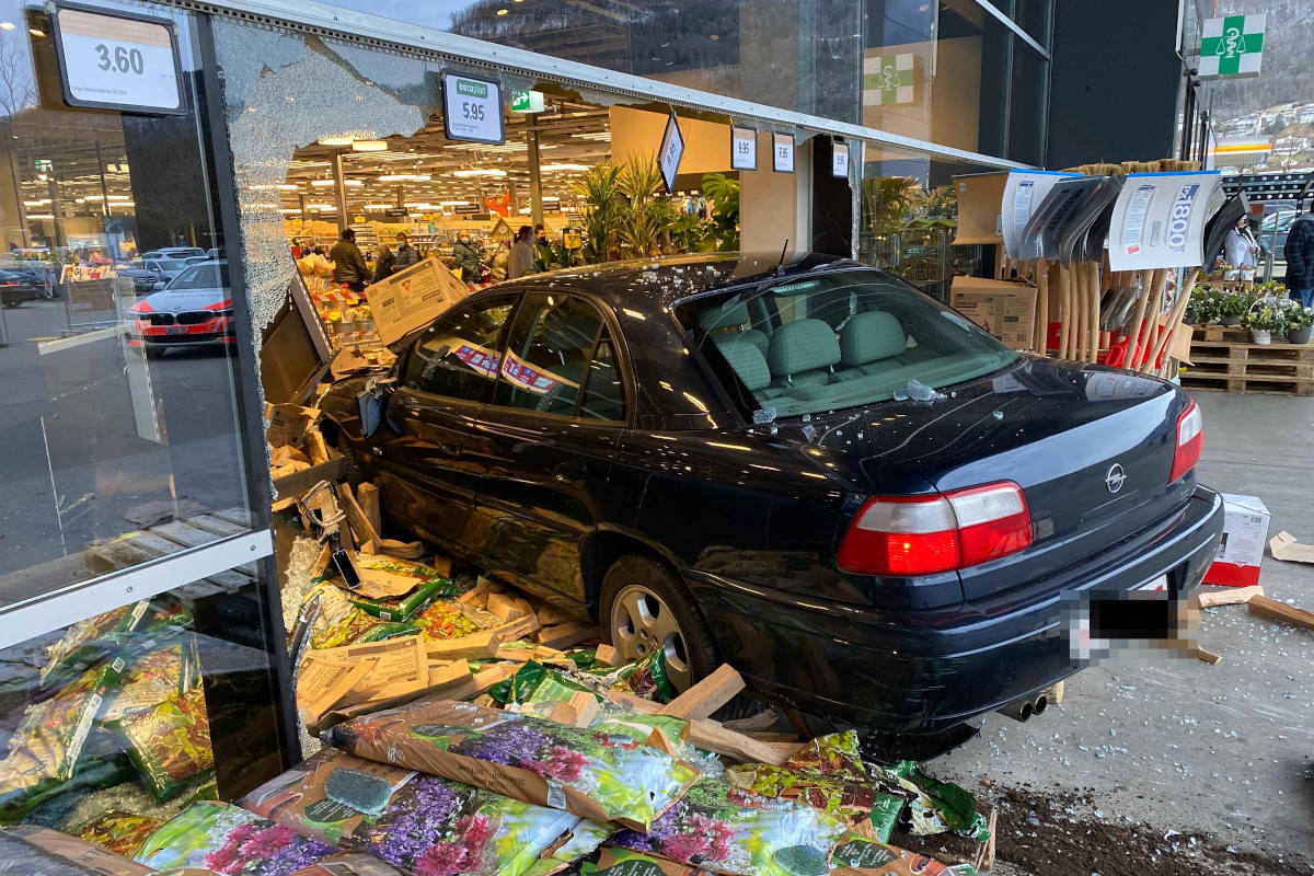Egerkingen SO – Auto fährt in Glasfassade
