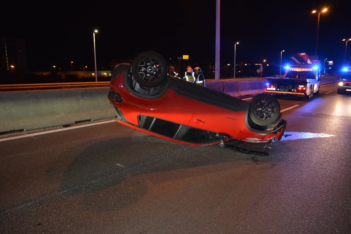 Wien – Raser verursacht Unfall – Auto überschlägt sich