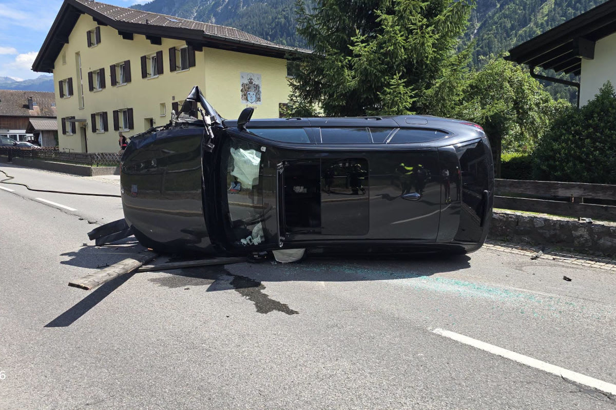 Auto überschlägt sich bei Unfall in Innerbraz