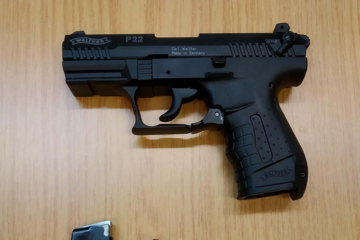 Kurioses in Bremen - Maskenmuffel fällt vor Schreck Schreckschusspistole aus der Tasche