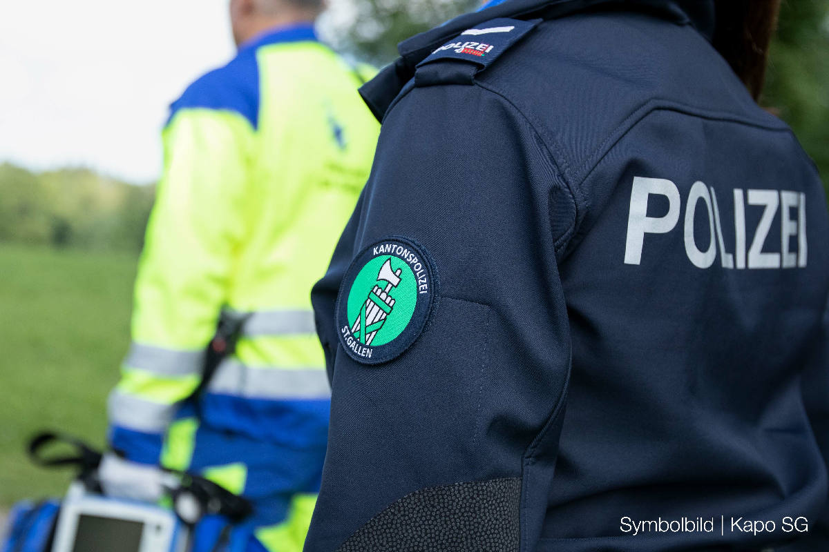 Widnau SG - Motorradfahrer prallt in stehendes Auto und danach noch in den Autofahrer selbst