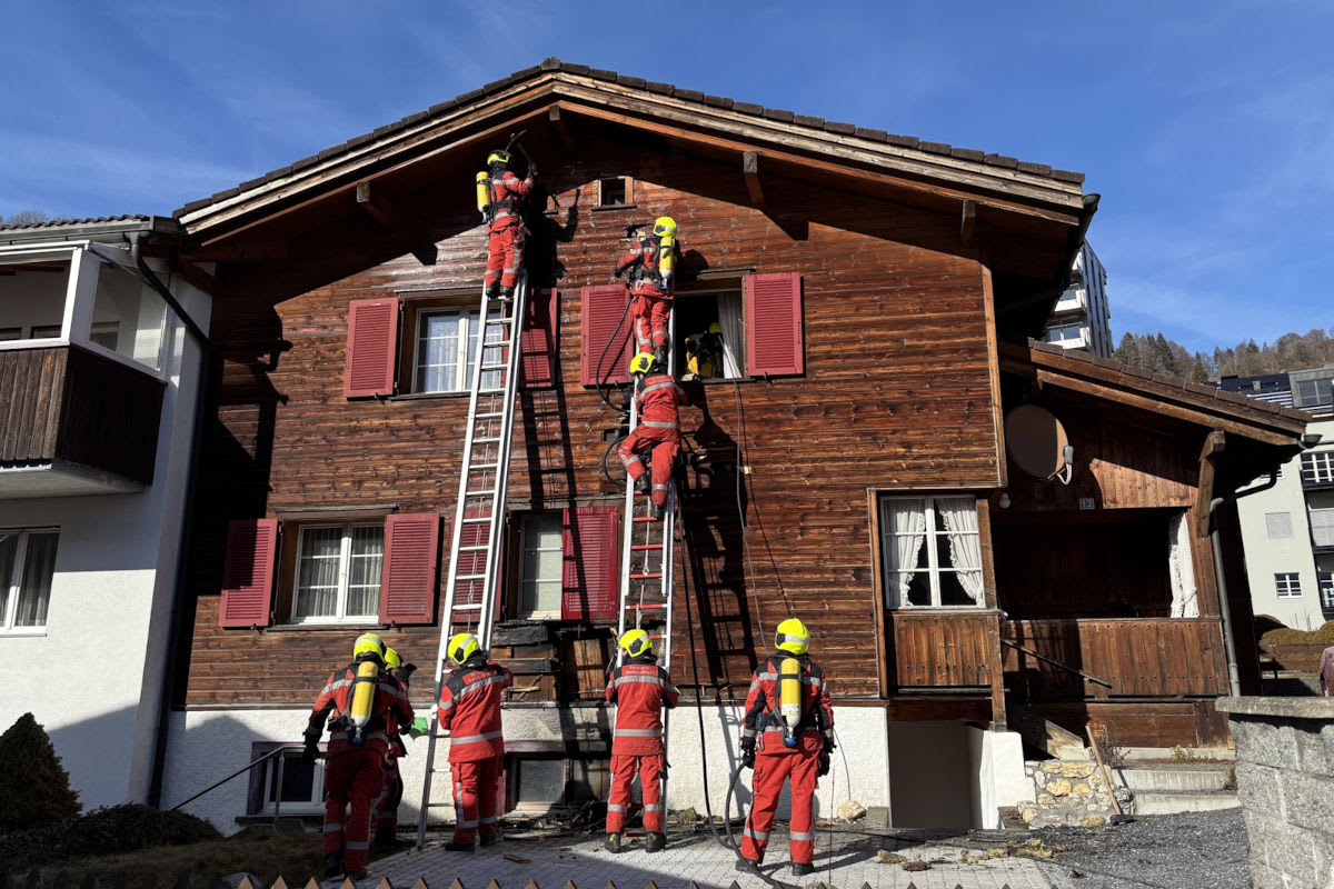 Grüsch GR – Fassade eines Wohnhauses in Brand geraten 