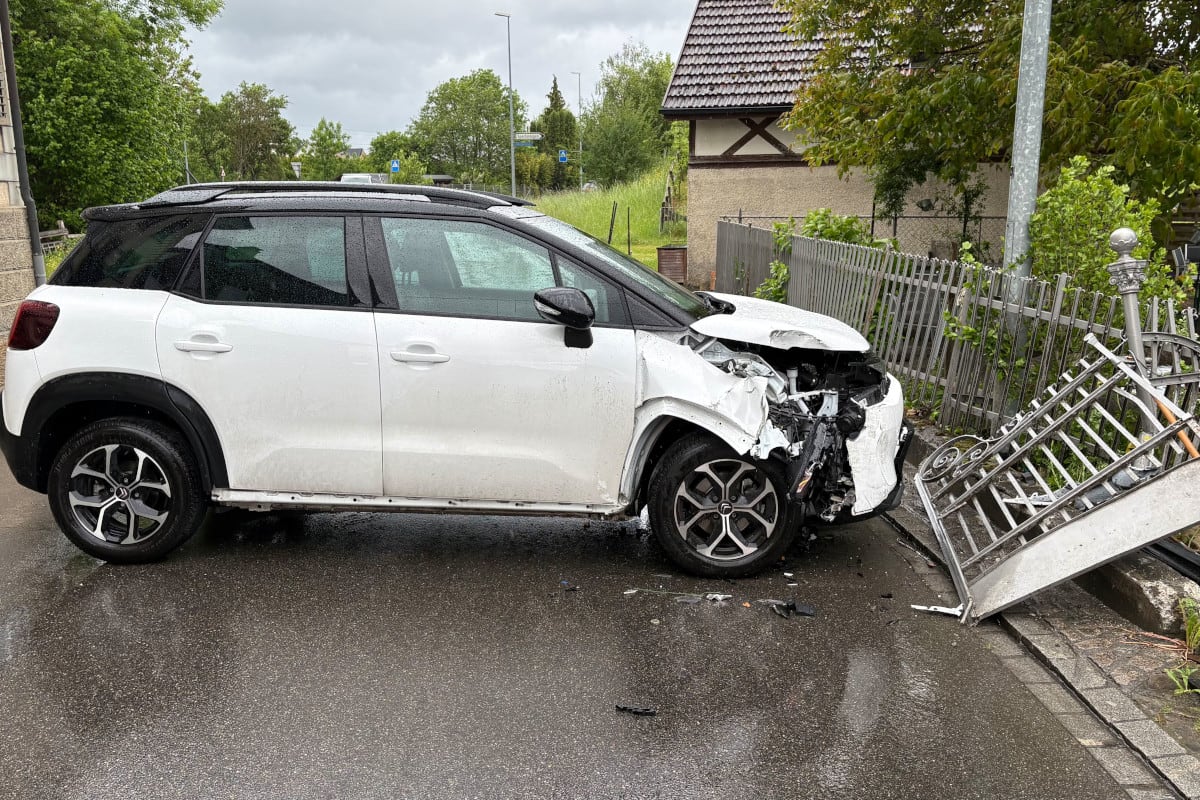 Unfall in Amriswil TG – Fahrunfähiger Lenker prallt gegen Zaun