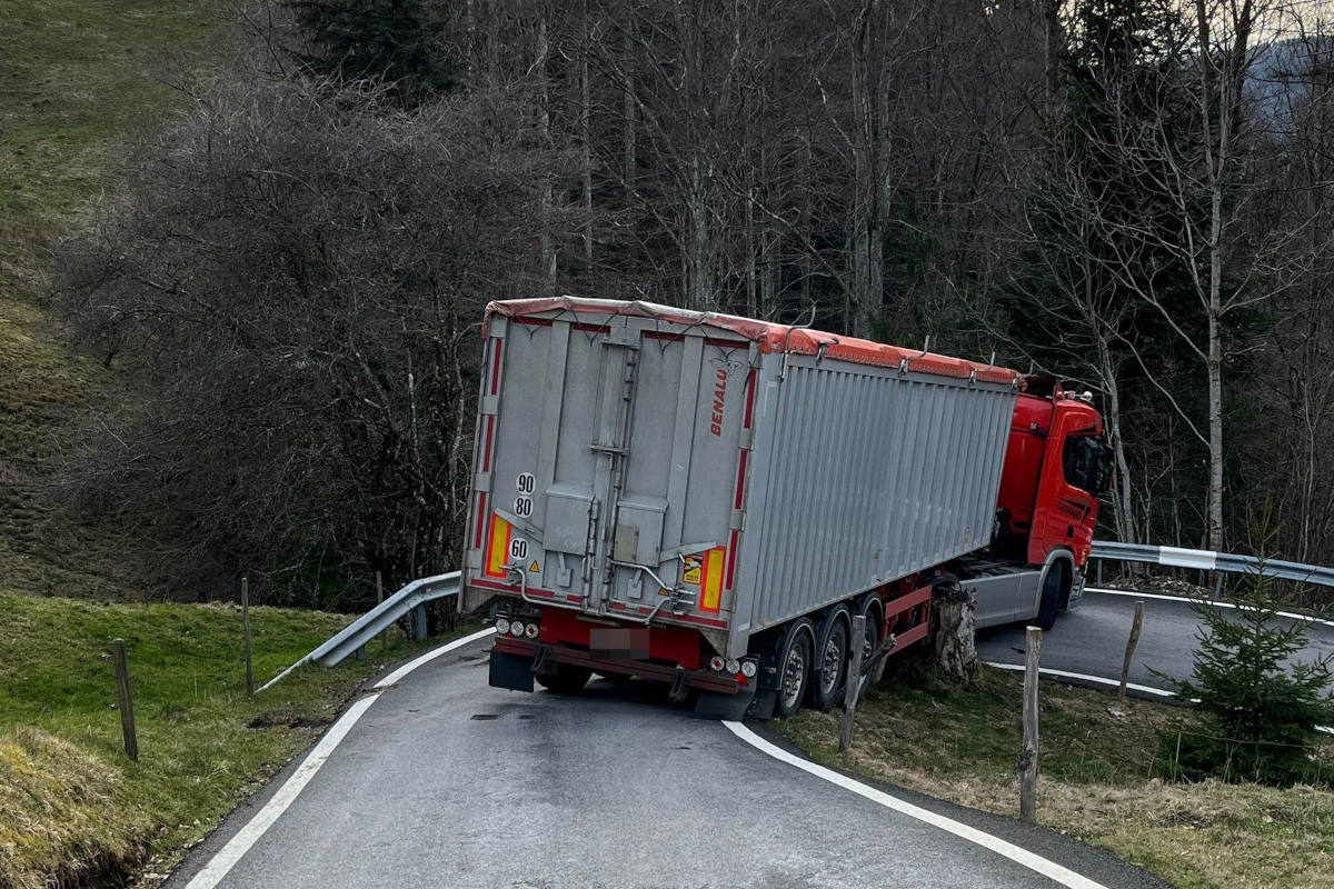 Balm bei Günsberg SO: Sattelmotorfahrzeug bleibt in Kurve der Balmbergstrasse stecken