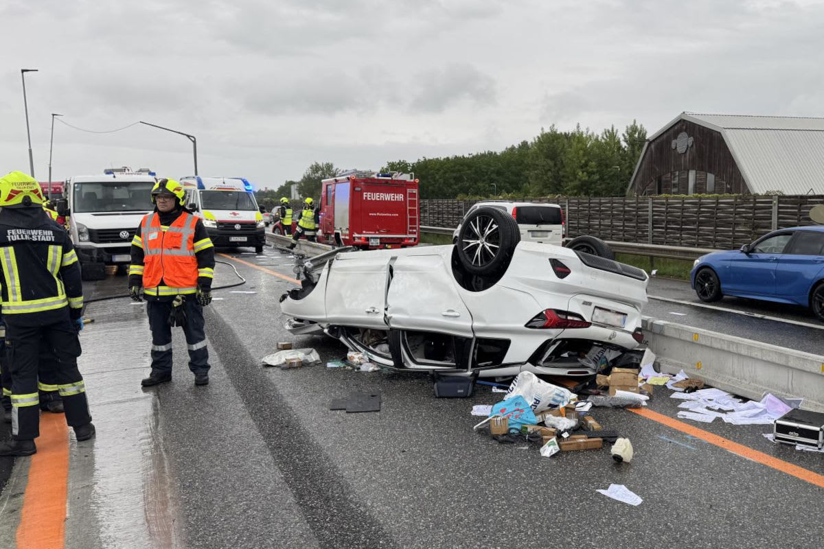 Königsbrunn am Wagram – Überschlag nach Unfall mit Anpralldämpfer