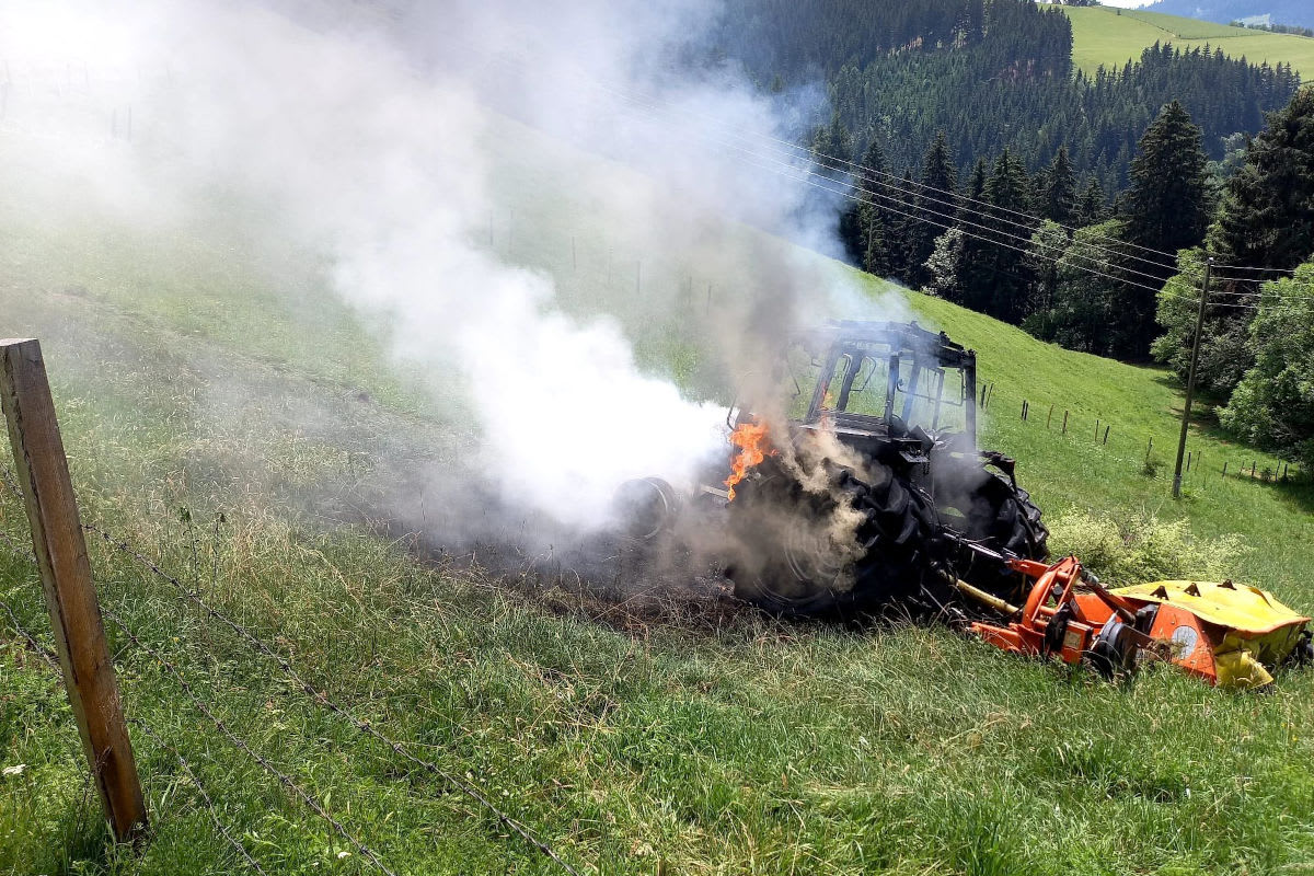 Eberstein – Traktor gerät bei Mäharbeiten in Brand