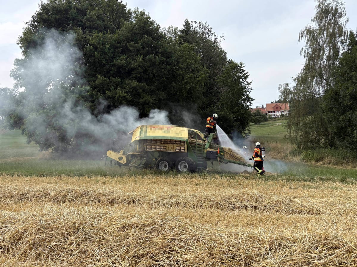 Wittenbach SG – Ballenpresse gerät in Brand – Feld fängt Feuer