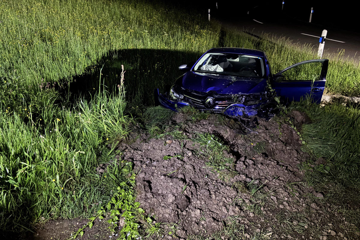 Mühlrüti SG – Auto landet nach Unfall im Bachbett