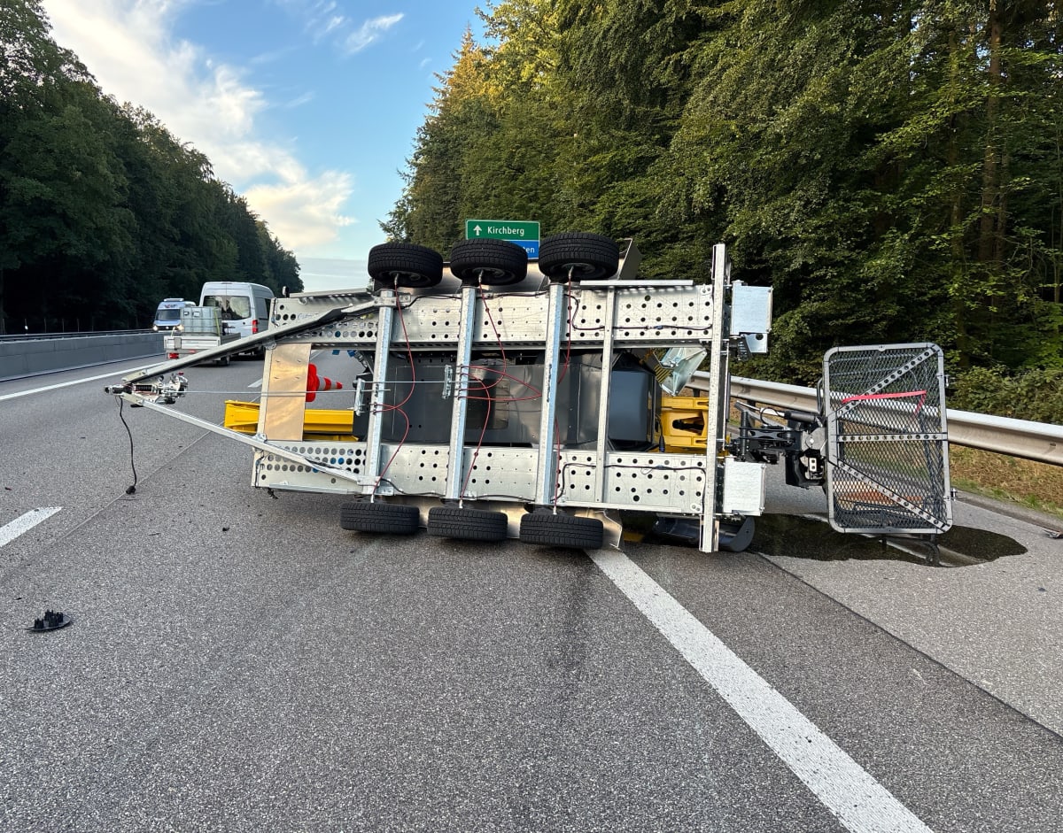 Derendingen SO – Umgekippter Anhänger sorgt für A1-Stau