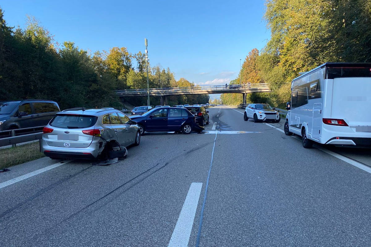A1 Derendingen SO – Auffahrkollision mit vier Fahrzeugen, mehrere Personen verletzt