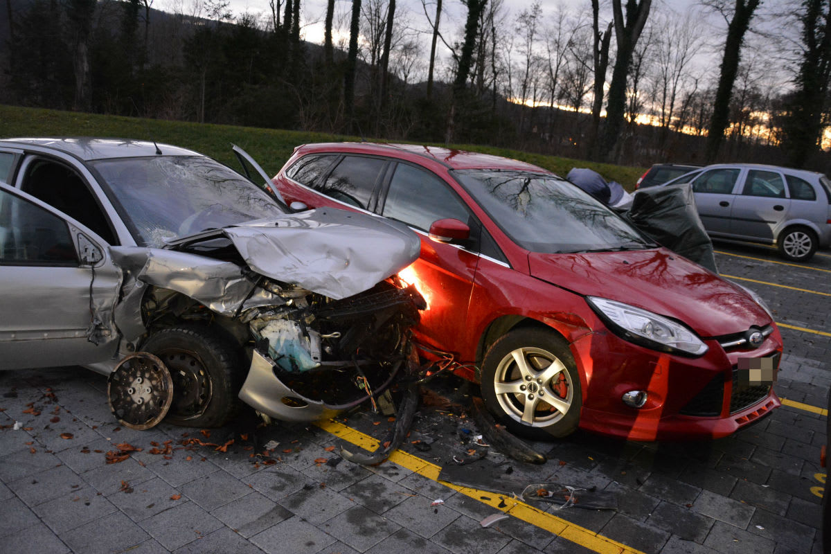 Obergösgen SO - Autofahrer prallt in parkierte Fahrzeuge und stirbt 