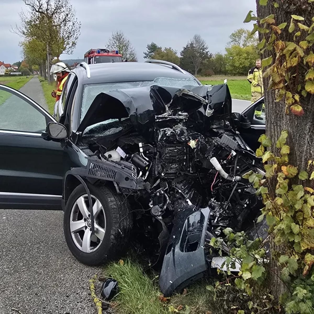 Michelau i. OFr. – Autofahrer (99) prallt gegen Baum und stirbt