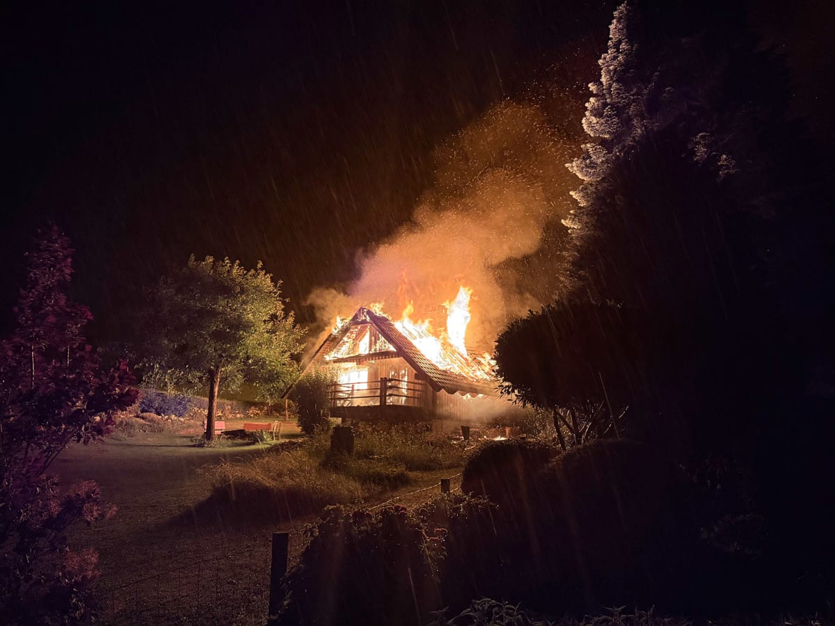 Ennetmoos NW – Ferienhaus brennt vollständig nieder