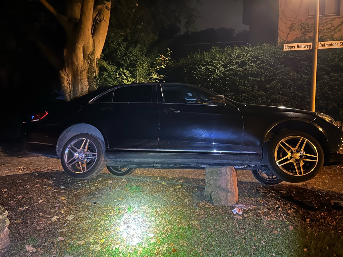 Bielefeld – Betrunkener fährt Mercedes auf Stein fest