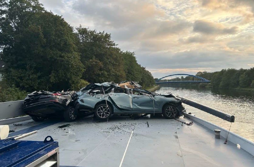 Duisburg – Autos auf Tankmotorschiff kollidieren mit Brücke