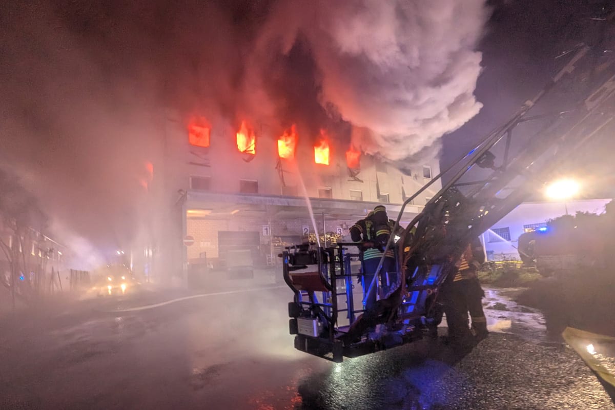Hattersheim am Main HE – Brand von Akkus und Solarpanelen in Gewerbeobjekt