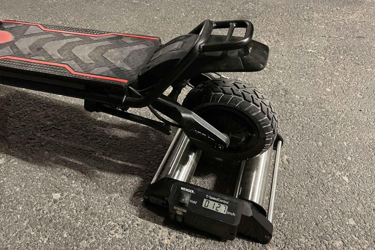 Broc FR – Getuntes E-Trottinett erreicht über 120km/h