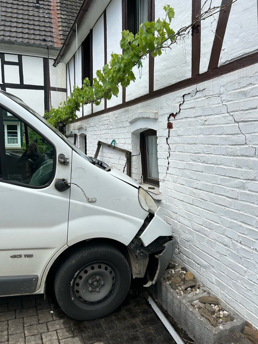 Engelskirchen – Lieferwagen kracht gegen Hauswand