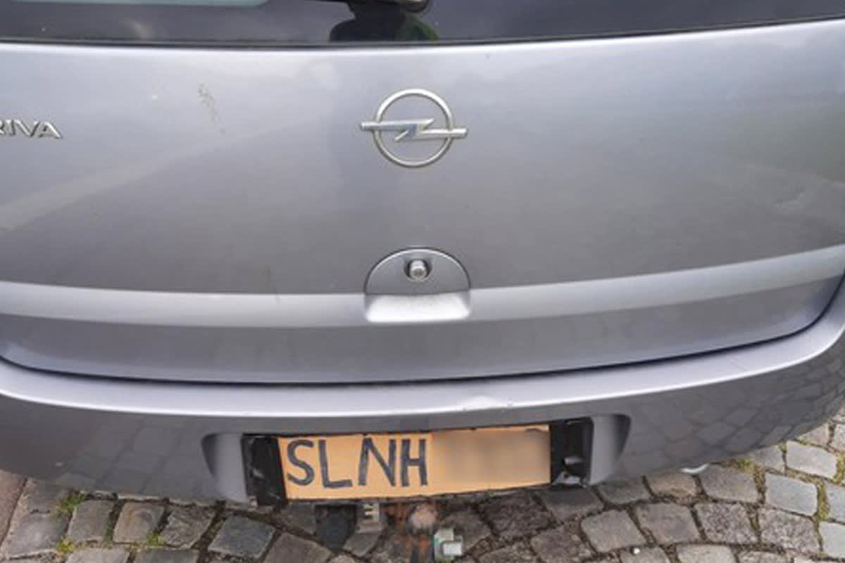 A7 Flensburg SH – Frau fährt mit gemaltem Kennzeichen und ohne Versicherungsschutz