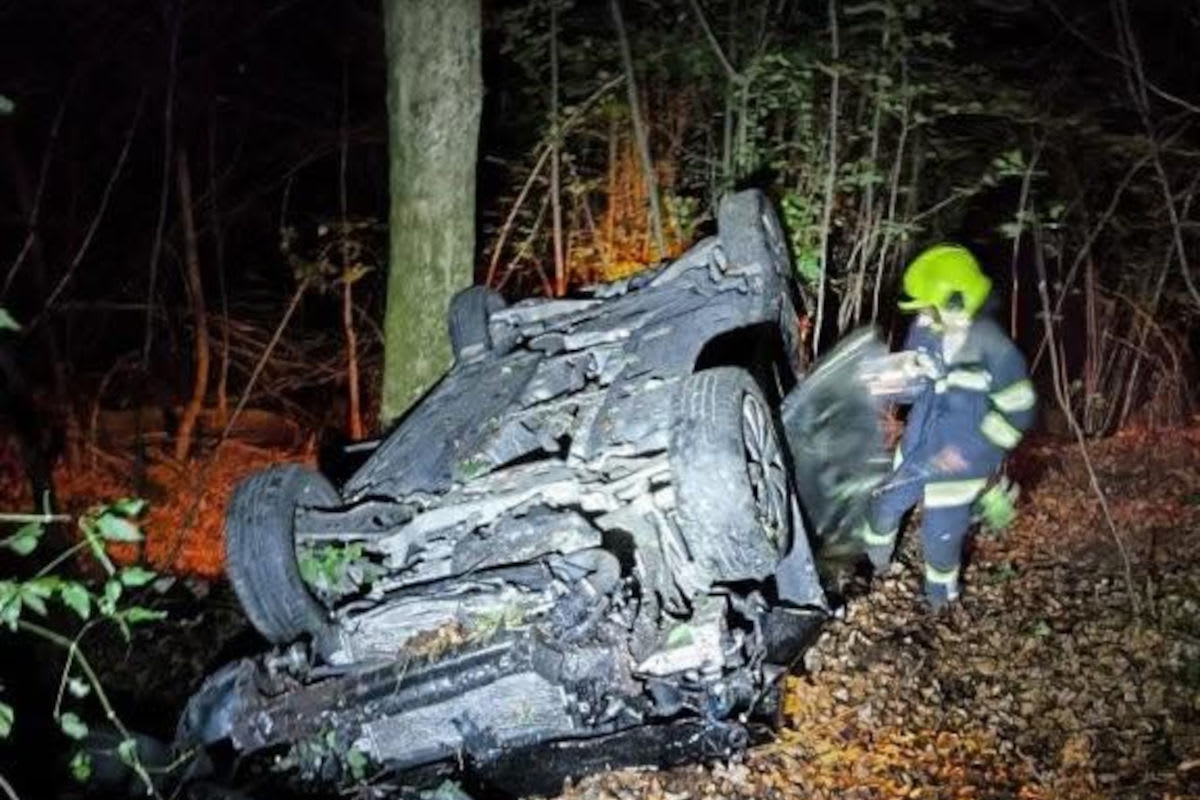 Pettenbach – Aufwendige Bergung nach Pkw-Absturz