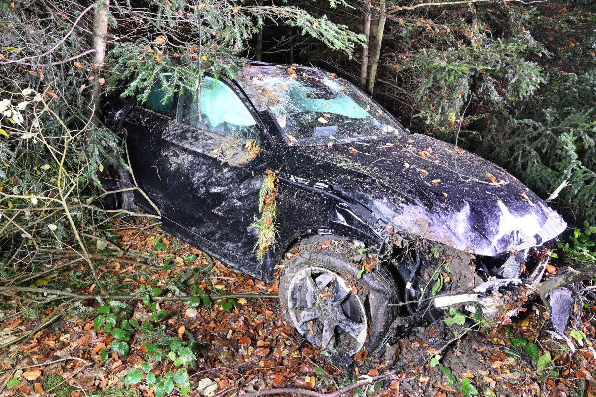 A2 Sursee LU – Auto kippt bei Unfall Böschung hinab